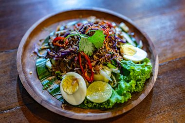 Geleneksel Endonezya gado-gado salatası Bali restoranında satılır.