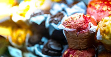 Bir pastanede satılacak farklı tipte kekler..