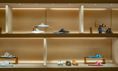 DOHA, Katar - 9 Mayıs 2024: Hamad Uluslararası Havalimanı 'ndaki Louis Vuitton moda evi, Doha, Katar