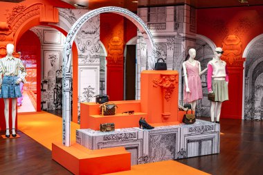 SINGAPORE - 10 Mayıs 2024: Singapur 'daki Marina Bay Sands alışveriş merkezindeki Louis Vuitton moda evi