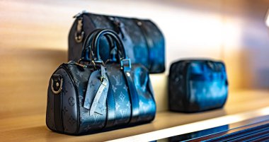 SINGAPORE - 10 Mayıs 2024: Singapur 'daki Marina Bay Sands alışveriş merkezinde Louis Vuitton moda evinde ürünler sergileniyor