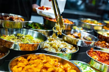 Geleneksel Asya yemekleri Singapur 'daki bir alışveriş merkezinde satılıyor..