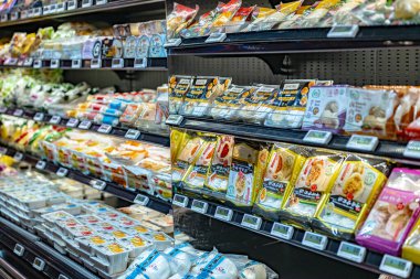 SINGAPORE - 11 Mayıs 2024: Ticari bir buzdolabında satışa sunulan çeşitli gıda ürünleri