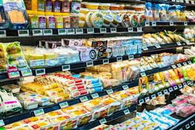 SINGAPORE - 11 Mayıs 2024: Ticari bir buzdolabında satışa sunulan çeşitli gıda ürünleri