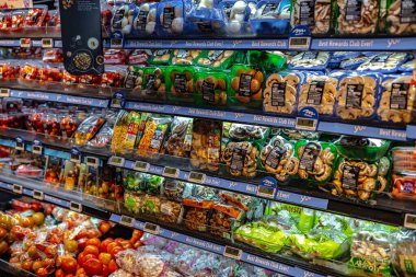 SINGAPORE - 11 Mayıs 2024: Ticari bir buzdolabında satışa sunulan çeşitli gıda ürünleri