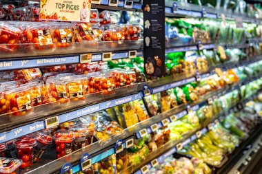 SINGAPORE - 11 Mayıs 2024: Ticari bir buzdolabında satışa sunulan çeşitli gıda ürünleri