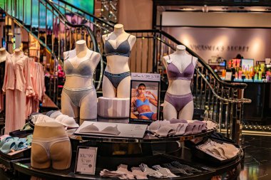 SINGAPORE - 11 Mayıs 2024: Victoria 's Secret mağazasının içi, Amerikalı bir tasarımcı, üretici ve kadın iç çamaşırı, kadın giyim ve güzellik ürünleri pazarlamacısı