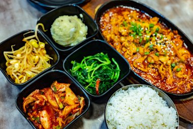 Geleneksel bulgogi tavuğu Kore restoranında servis edilir..