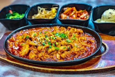 Geleneksel bulgogi tavuğu Kore restoranında servis edilir..