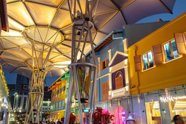 SINGAPORE - 12 Mayıs 2024: Günbatımından sonra Clarke Quay, Singapur 'un popüler gece hayatı bölgesi