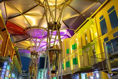 SINGAPORE - 12 Mayıs 2024: Günbatımından sonra Clarke Quay, Singapur 'un popüler gece hayatı bölgesi