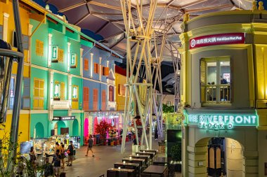 SINGAPORE - 12 Mayıs 2024: Günbatımından sonra Clarke Quay, Singapur 'un popüler gece hayatı bölgesi