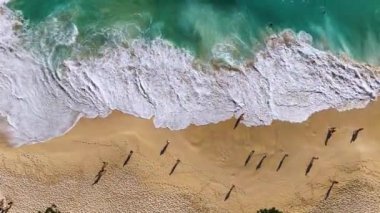 Endonezya 'daki Nusa Penida Adası' ndaki Kelingking Sahili 'nde insanlar ve deniz dalgaları