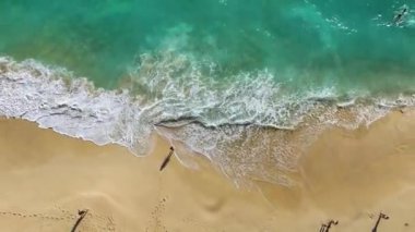 Endonezya 'daki Nusa Penida Adası' ndaki Kelingking Sahili 'nde insanlar ve deniz dalgaları