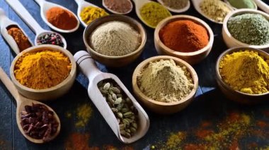 Masadaki baharat ve bitkilerin çeşitliliği