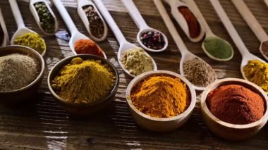 Masadaki baharat ve bitkilerin çeşitliliği