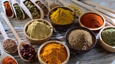 Masadaki baharat ve bitkilerin çeşitliliği