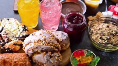 Önemli miktarda şeker içeren gıda ürünleri. Abur cubur.