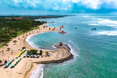 Güney Bali, Endonezya 'da Denpasar civarındaki Nusa Dua tatil köyü manzarası