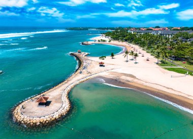 Güney Bali, Endonezya 'da Denpasar civarındaki Nusa Dua tatil köyü manzarası