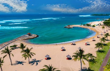 Güney Bali, Endonezya 'da Denpasar civarındaki Nusa Dua tatil köyü manzarası