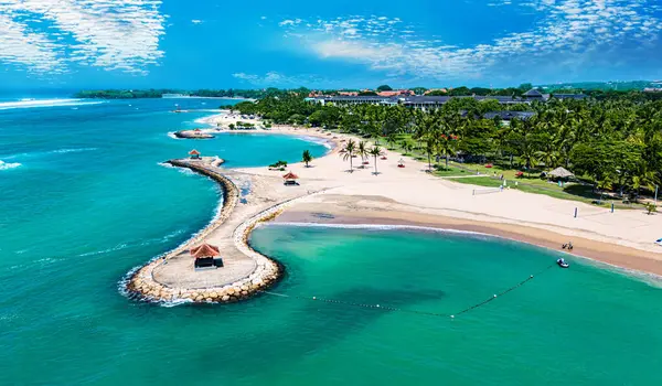 Güney Bali, Endonezya 'da Denpasar civarındaki Nusa Dua tatil köyü manzarası