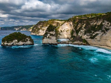 Endonezya 'daki Nusa Penida Adası' ndaki Elmas Plajı Havalimanı