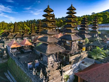 Endonezya 'nın doğusundaki Agung Dağı' nın yamaçlarındaki Besakih Tapınağı.