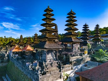 Endonezya 'nın doğusundaki Agung Dağı' nın yamaçlarındaki Besakih Tapınağı.