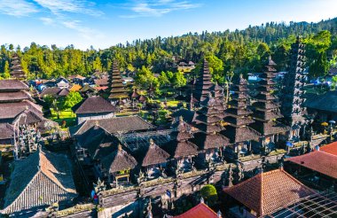 Endonezya 'nın doğusundaki Agung Dağı' nın yamaçlarındaki Besakih Tapınağı.