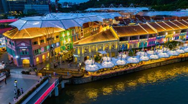 SINGAPORE - 12 Mayıs 2024: Günbatımından sonra Clarke Quay, Singapur 'un popüler gece hayatı bölgesi