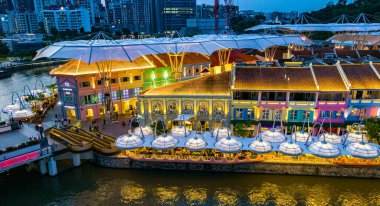 SINGAPORE - 12 Mayıs 2024: Günbatımından sonra Clarke Quay, Singapur 'un popüler gece hayatı bölgesi