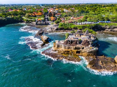 Tanah Lot, Bali, Endonezya 'da uçurum kıyısı