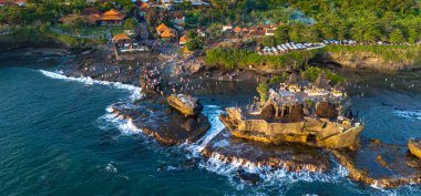 Tanah Lot, Bali, Endonezya 'da uçurum kıyısı