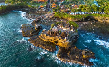Tanah Lot, Bali, Endonezya 'da uçurum kıyısı