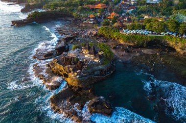 Tanah Lot, Bali, Endonezya 'da uçurum kıyısı