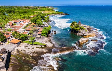 Tanah Lot, Bali, Endonezya 'da uçurum kıyısı