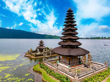 Endonezya, Bali, Bratan Gölü kıyısındaki Ulun Danu Beratan tapınağı.