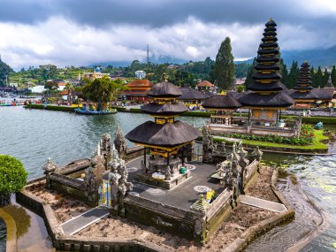 Endonezya, Bali, Bratan Gölü kıyısındaki Ulun Danu Beratan tapınağı.