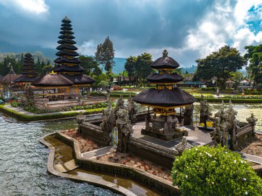 Endonezya, Bali, Bratan Gölü kıyısındaki Ulun Danu Beratan tapınağı.