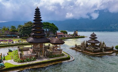 Endonezya, Bali, Bratan Gölü kıyısındaki Ulun Danu Beratan tapınağı.