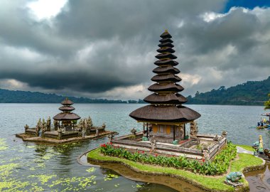 Endonezya, Bali, Bratan Gölü kıyısındaki Ulun Danu Beratan tapınağı.