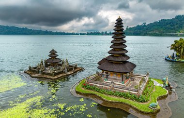 Endonezya, Bali, Bratan Gölü kıyısındaki Ulun Danu Beratan tapınağı.