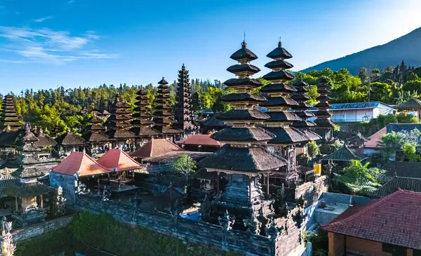 Endonezya 'nın doğusundaki Agung Dağı' nın yamaçlarındaki Besakih Tapınağı.