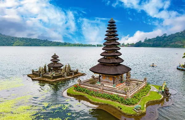 Endonezya, Bali, Bratan Gölü kıyısındaki Ulun Danu Beratan tapınağı.