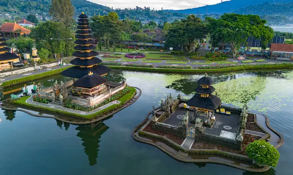 Endonezya, Bali, Bratan Gölü kıyısındaki Ulun Danu Beratan tapınağı.
