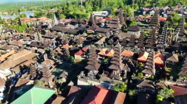 Endonezya 'nın doğusundaki Agung Dağı' nın yamaçlarındaki Besakih Tapınağı.