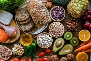 Yüksek kan basıncını düşürmek için oluşturulan DASH diyetini temsil eden gıda ürünleri