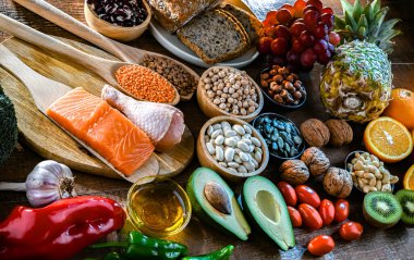 Yüksek kan basıncını düşürmek için oluşturulan DASH diyetini temsil eden gıda ürünleri