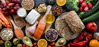 Yüksek kan basıncını düşürmek için oluşturulan DASH diyetini temsil eden gıda ürünleri